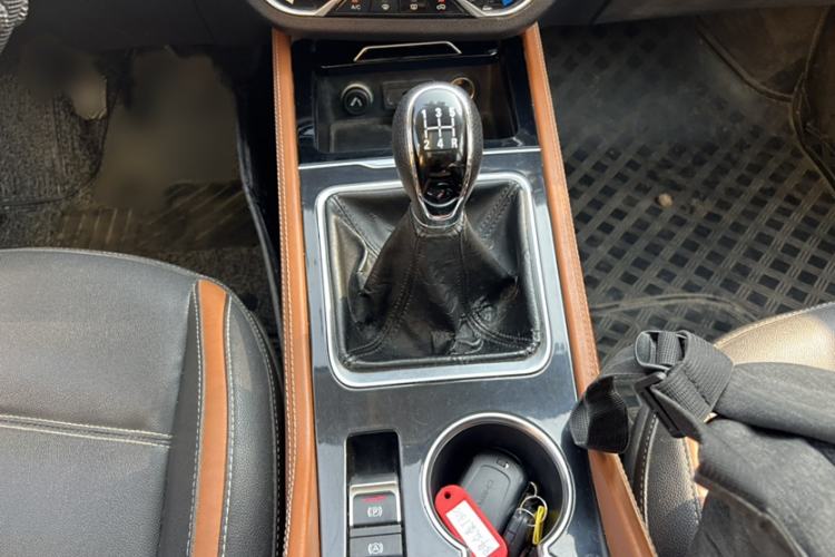 Used Zotye T300 2017 1.5L Manual Luxury Model Interior 4