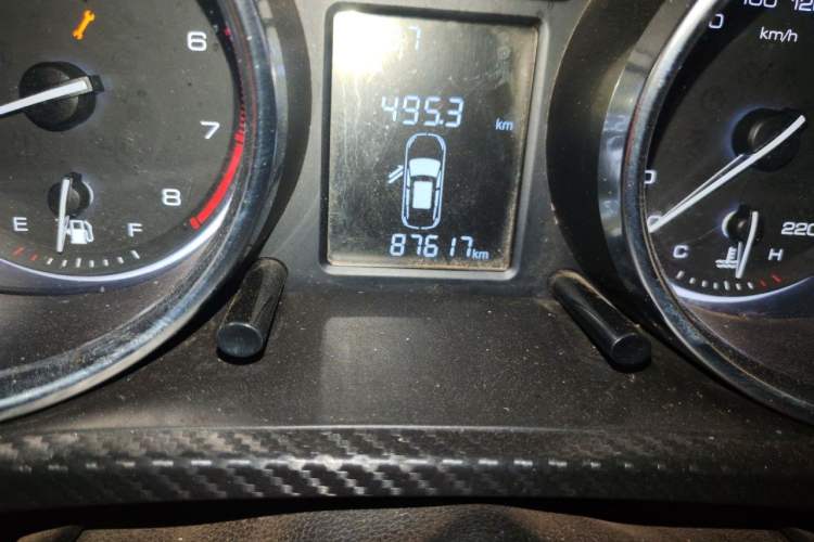 Used Zotye T300 2017 1.5L Manual Luxury Edition Two-Tone Odometer Close Up