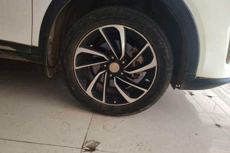 Used Zotye T300 2017 1.5L Manual Luxury Edition Two-Tone Right Front Wheel Hub