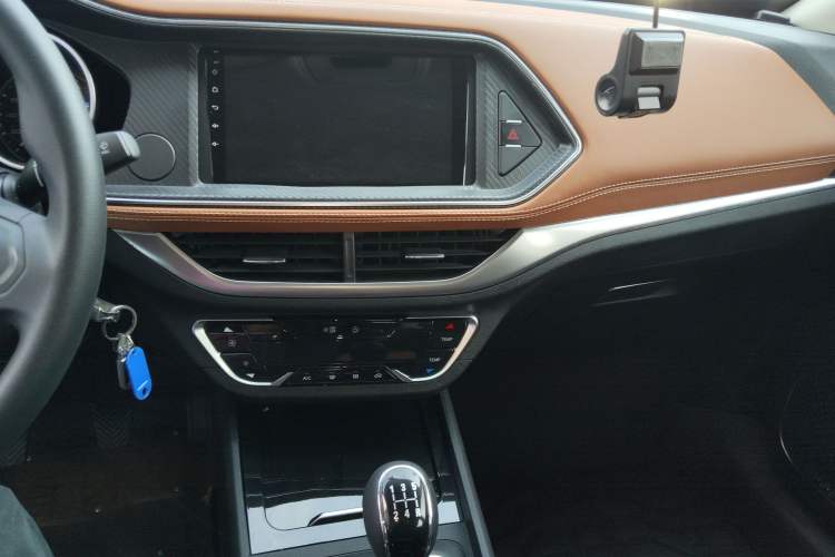 Used Zotye T300 2023 T300L 1.5L Manual Standard Edition Center Console
