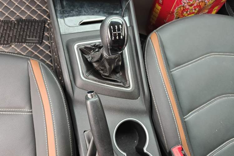 Used Zotye T300 2023 T300L 1.5L Manual Standard Edition Gear Lever