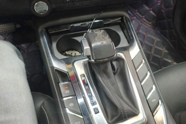 Used Zotye T500 2018 1.5T Automatic Smart Connected Prestige Model Gear Lever