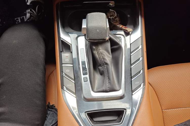 Used Zotye T500 2018 1.5T Automatic Smart Connected Prestige Model Gear Lever