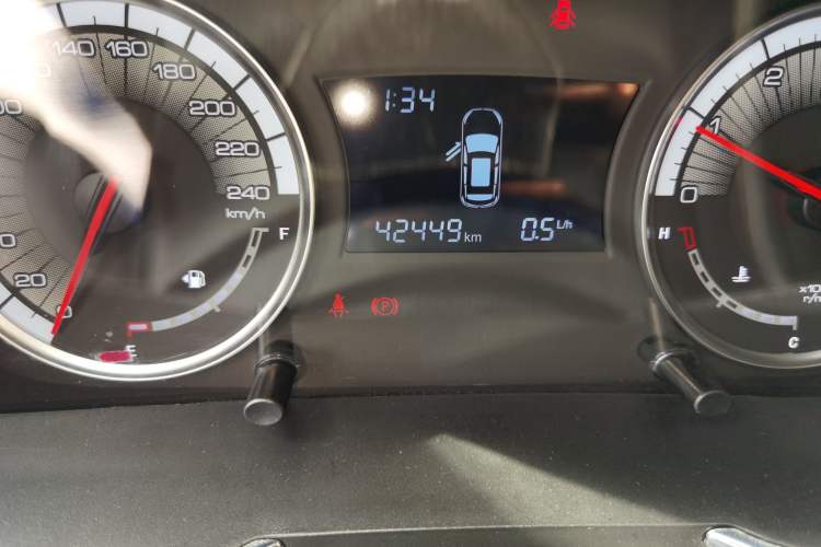 Used Zotye T500 2018 1.5T Manual Luxury Model Odometer Close Up