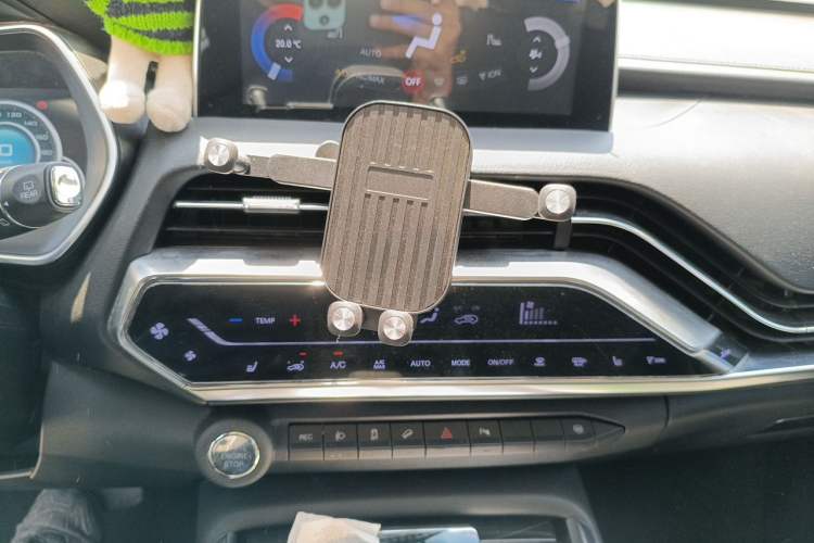 Used Zotye T500 2018 1.5T Automatic Smart Connect Flagship Model Audio And AC Panel