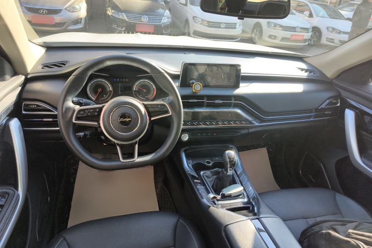 Used Zotye T500 2018 1.5T Manual Luxury Model Center Console