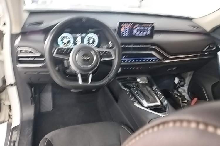 Used Zotye T500 2018 1.5T Automatic Smart Connect Flagship Model Center Console