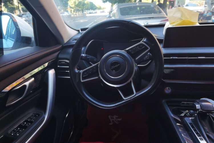 Used Zotye T500 2018 1.5T Automatic Smart Connected Prestige Model Center Console