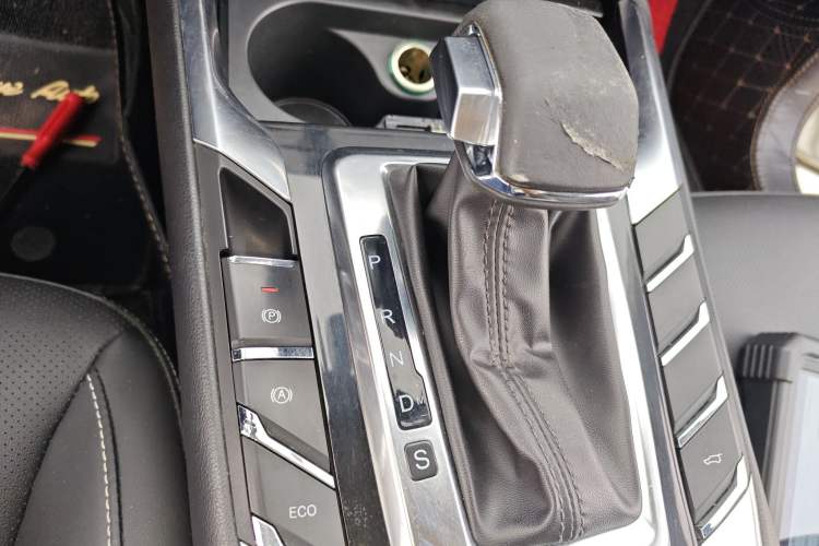 Used Zotye T500 2018 1.5T Automatic Smart Connected Prestige Model Gear Lever