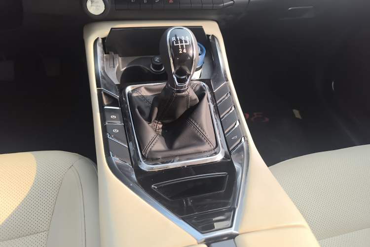Used Zotye T500 2018 1.5T Manual Luxury Model Gear Lever