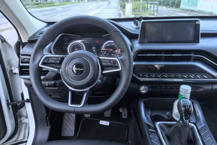 Used Zotye T500 2018 1.5T Manual Luxury Model Interior 2