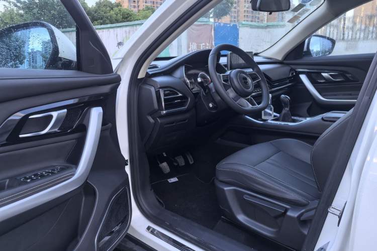 Used Zotye T500 2018 1.5T Manual Luxury Model Interior 5