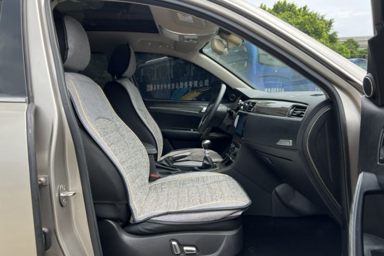 Used Zotye T600 2016 1.5T Manual Luxury Edition Interior 6