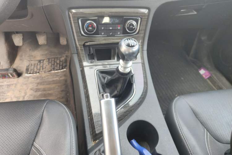 Used Zotye T600 2014 1.5T Manual Elite Edition Gear Lever