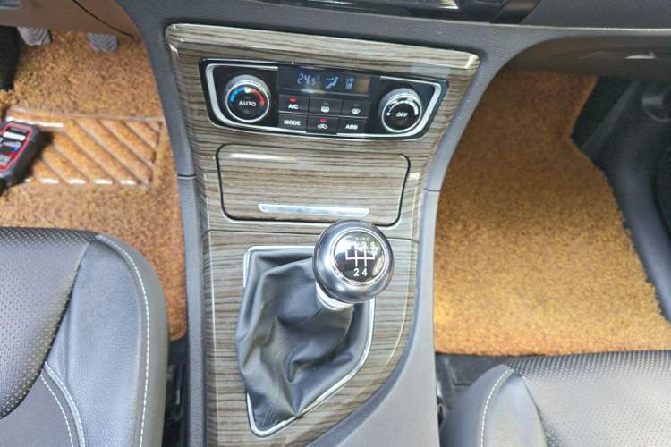Used Zotye T600 2014 1.5T Manual Luxury Model Gear Lever