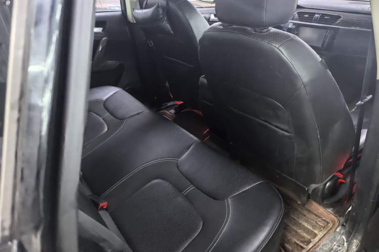 Used Zotye T600 2014 1.5T Manual Luxury Model Interior 5