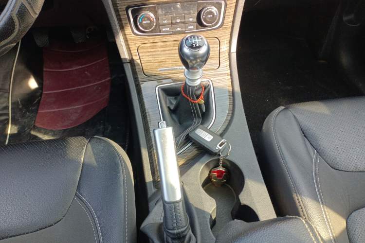 Used Zotye T600 2014 1.5T Manual Luxury Model Gear Lever