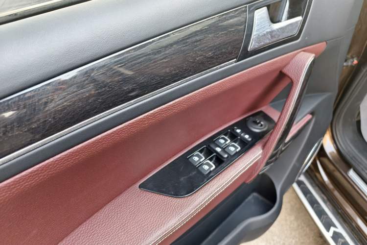 Used Zotye T600 2014 2.0T DCT Luxury Version Interior 11