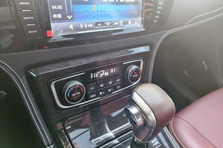 Used Zotye T600 2014 2.0T DCT Luxury Version Interior 3