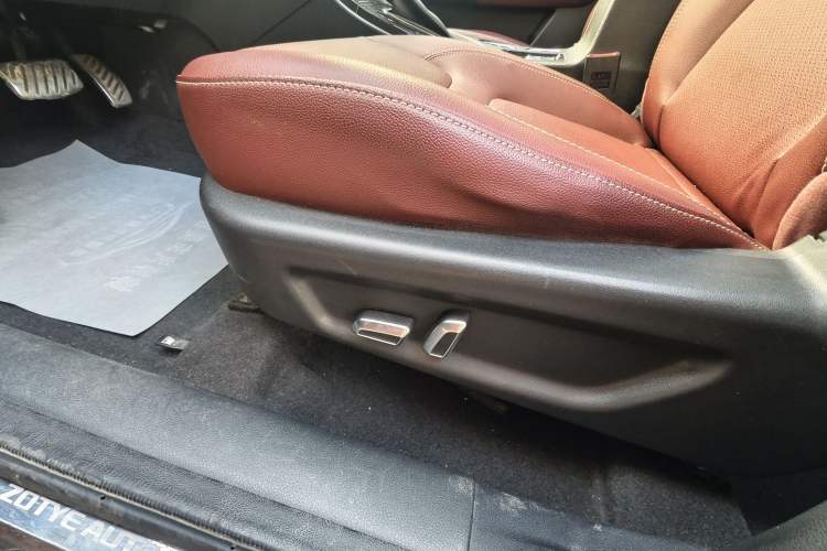 Used Zotye T600 2014 2.0T DCT Luxury Version Interior 8