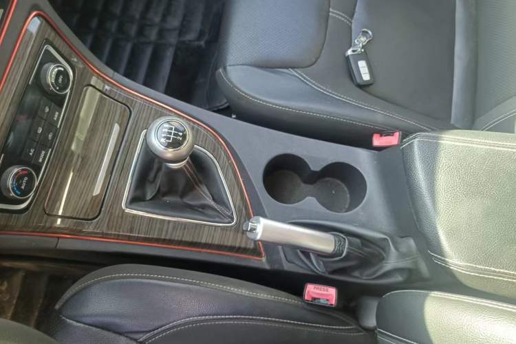 Used Zotye T600 2014 1.5T Manual Luxury Model Gear Lever