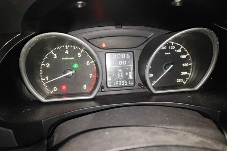 Used Zotye T600 2014 2.0T DCT Luxury Version Odometer Close Up