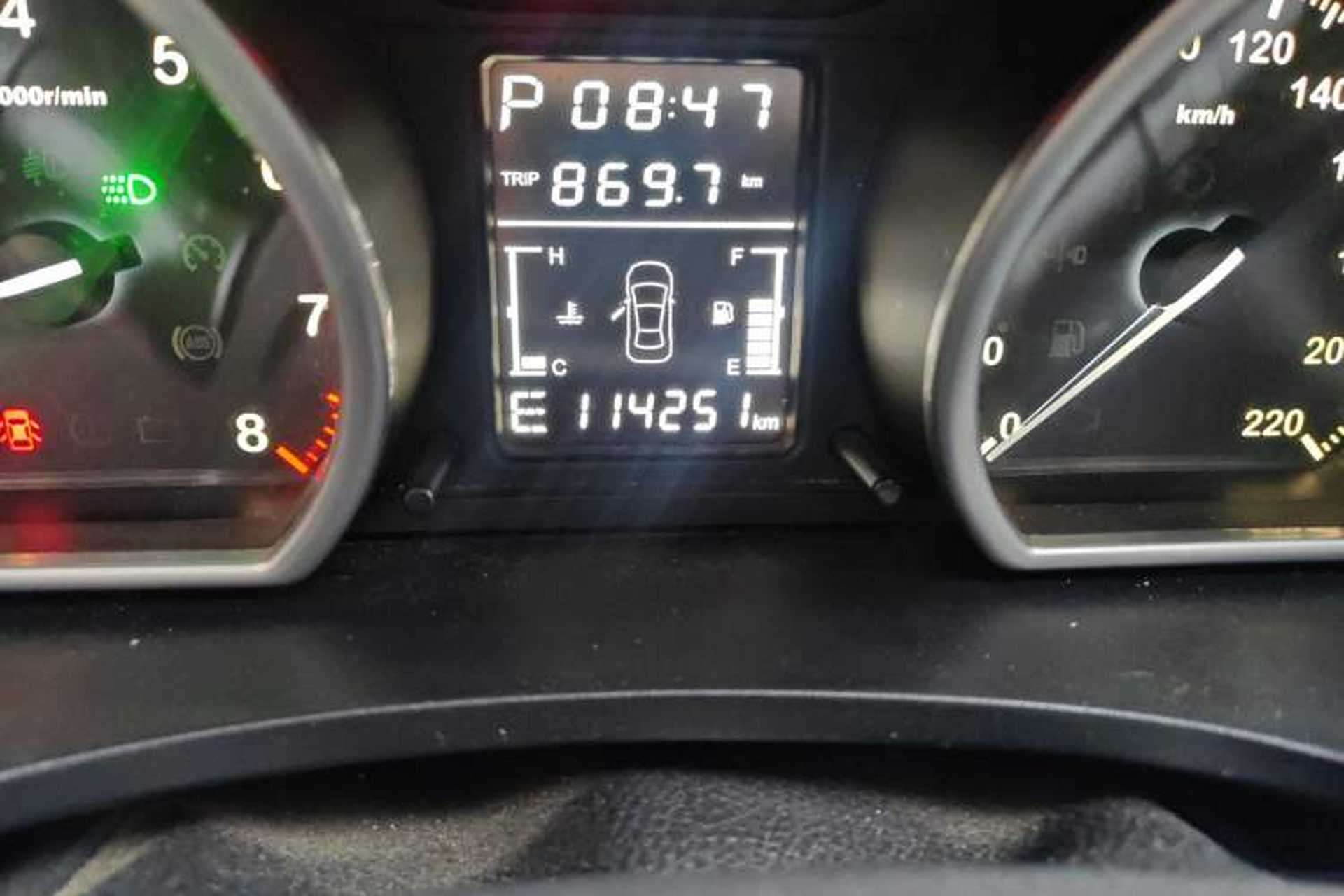 Used Zotye T600 2014 2.0T DCT Luxury Version Odometer Close Up