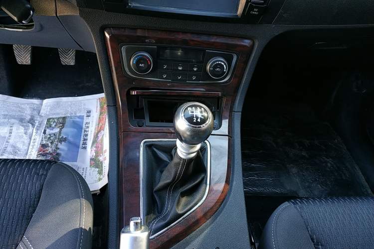 Used Zotye T600 2014 1.5T Manual Elite Edition Gear Lever