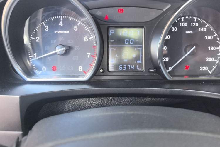 Used Zotye T600 2014 2.0T DCT Luxury Version Odometer Close Up