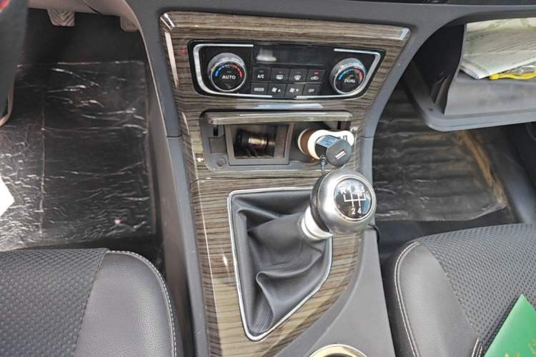 Used Zotye T600 2014 1.5T Manual Elite Edition Gear Lever