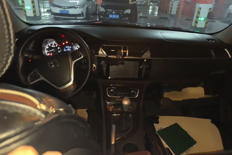 Used Zotye T600 2015 Family Edition 2.0T Manual Luxury Version Center Console
