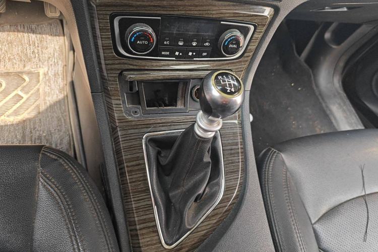 Used Zotye T600 2015 1.5T Manual Flagship Model Gear Lever