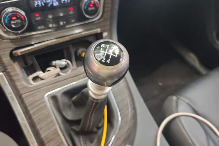 Used Zotye T600 2015 1.5T Manual Luxury Model Gear Lever