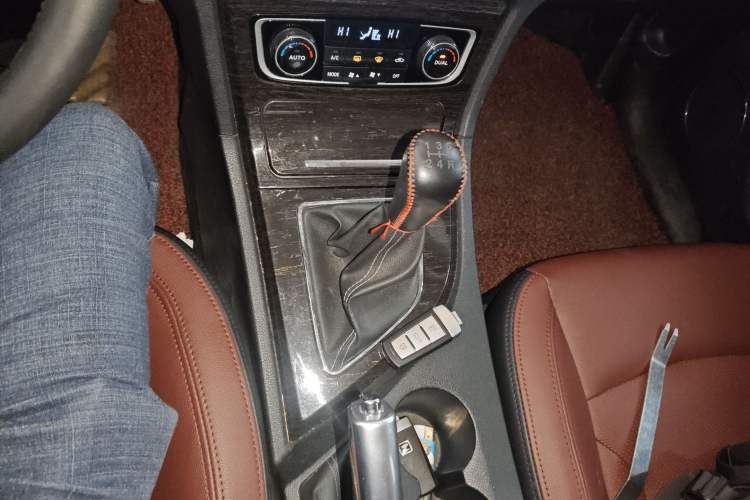 Used Zotye T600 2015 Family Edition 2.0T Manual Luxury Version Gear Lever