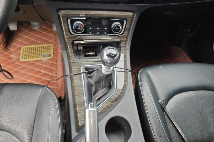 Used Zotye T600 2015 1.5T Manual Luxury Model Gear Lever