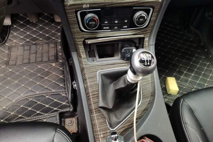 Used Zotye T600 2015 1.5T Manual Luxury Model Gear Lever