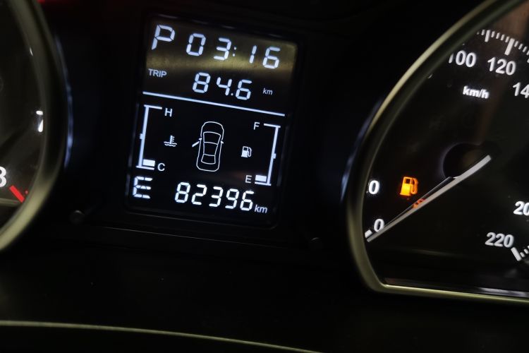 Used Zotye T600 2015 2.0T DCT Prestige Edition Odometer Close Up