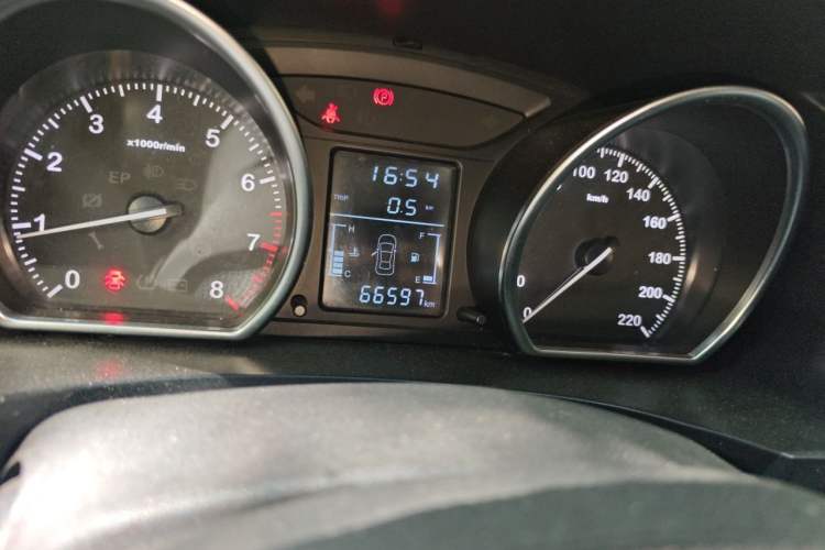 Used Zotye T600 2015 1.5T Manual Flagship Model Odometer Close Up