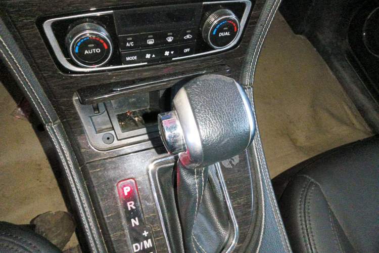Used Zotye T600 2015 2.0T DCT Prestige Edition Gear Lever