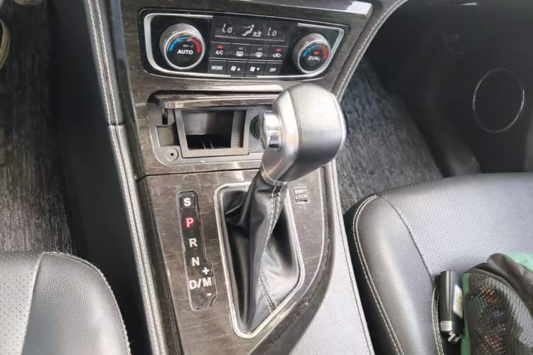 Used Zotye T600 2015 2.0T DCT Prestige Edition Gear Lever