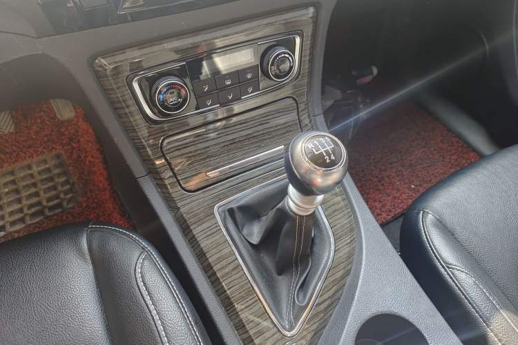 Used Zotye T600 2015 1.5T Manual Luxury Model Interior 2