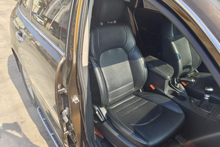 Used Zotye T600 2015 1.5T Manual Luxury Model Interior 7