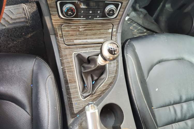 Used Zotye T600 2015 1.5T Manual Luxury Model Gear Lever