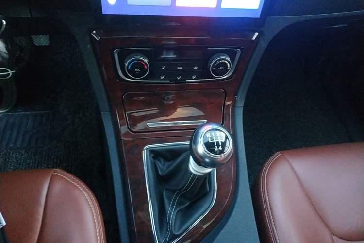 Used Zotye T600 2015 1.5T Manual Elite Model Gear Lever