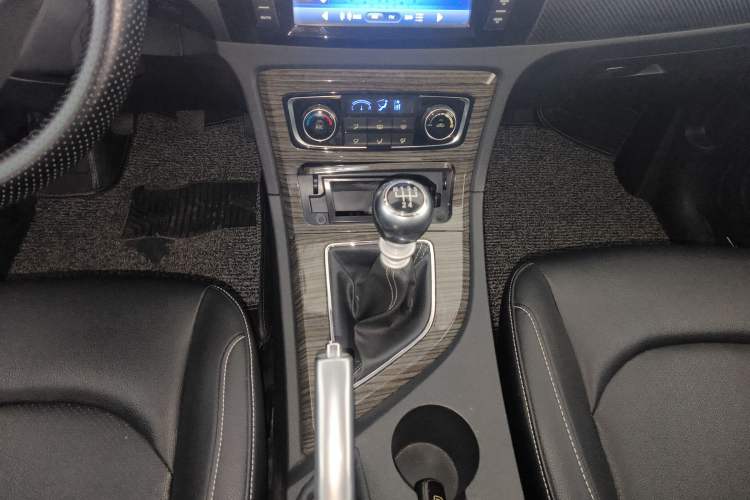 Used Zotye T600 2015 1.5T Manual Luxury Model Gear Lever