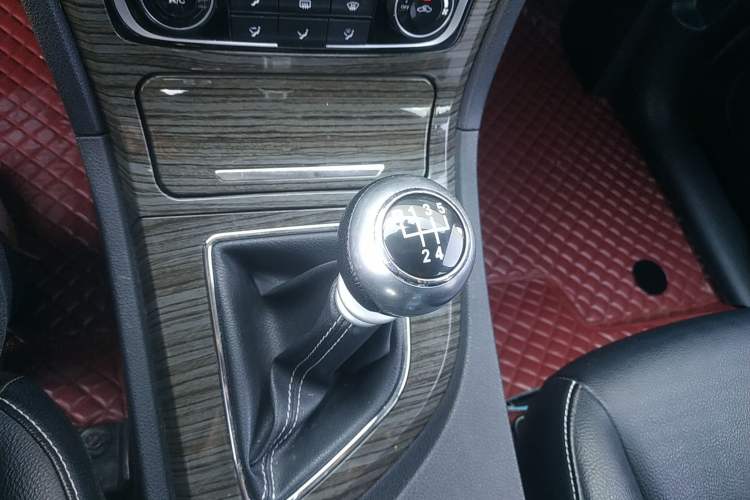 Used Zotye T600 2015 1.5T Manual Luxury Model Gear Lever