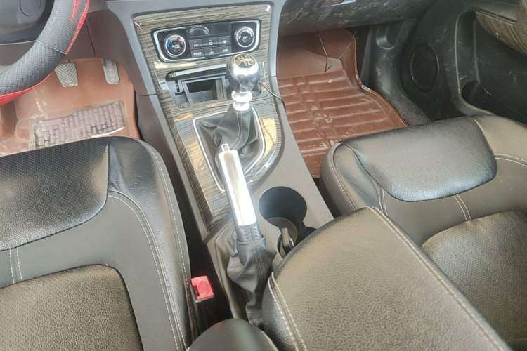 Used Zotye T600 2015 1.5T Manual Luxury Model Gear Lever