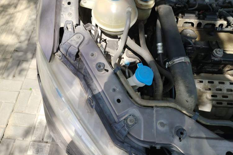 Used Zotye T600 2015 2.0T DCT Prestige Edition Engine Bay Right