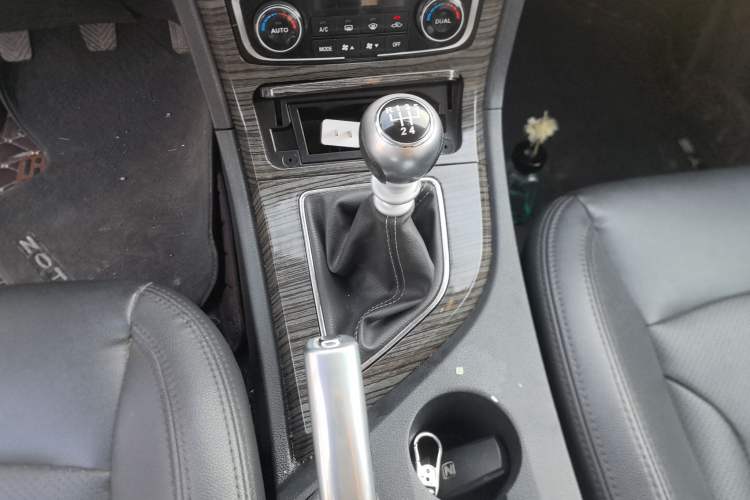 Used Zotye T600 2015 1.5T Manual Luxury Model Gear Lever
