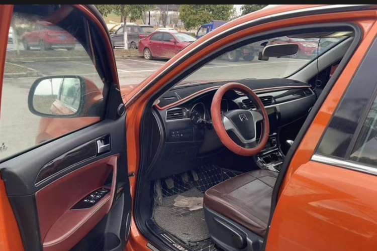 Used Zotye T600 2015 Family Edition 2.0T Manual Elite Version Interior 3
